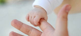 Vauva tarttunut sormeen