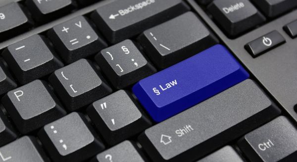 tietokoneen näppäimistössä on painike jossa lukee law eli laki