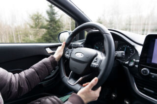 Nainen ajaa autoa kädet ratissa | Pohjantähti