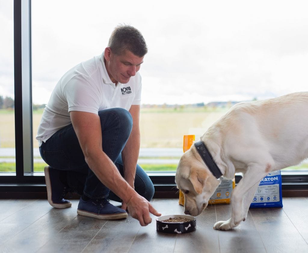 Rovio Pet Foods toimitusjohtaja antaa ruokaa koiralleen Sulolle.