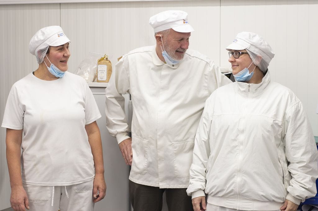 Arctic Milkin toimitusjohtaja Juha Lundström juustomestari Marina Kupilan ja nuoremman tuotantovastaavan Laura Sainion kanssa