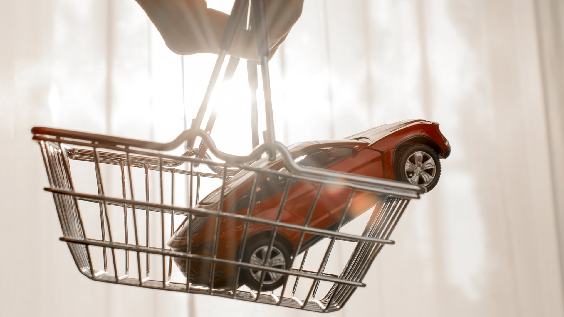 Punainen auto ostoskorissa edukasko | Pohjantähti