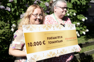 VS FinFami ry:n toiminnanjohtaja Milla Roos, omaistyöntekijä Jill Söderdahl