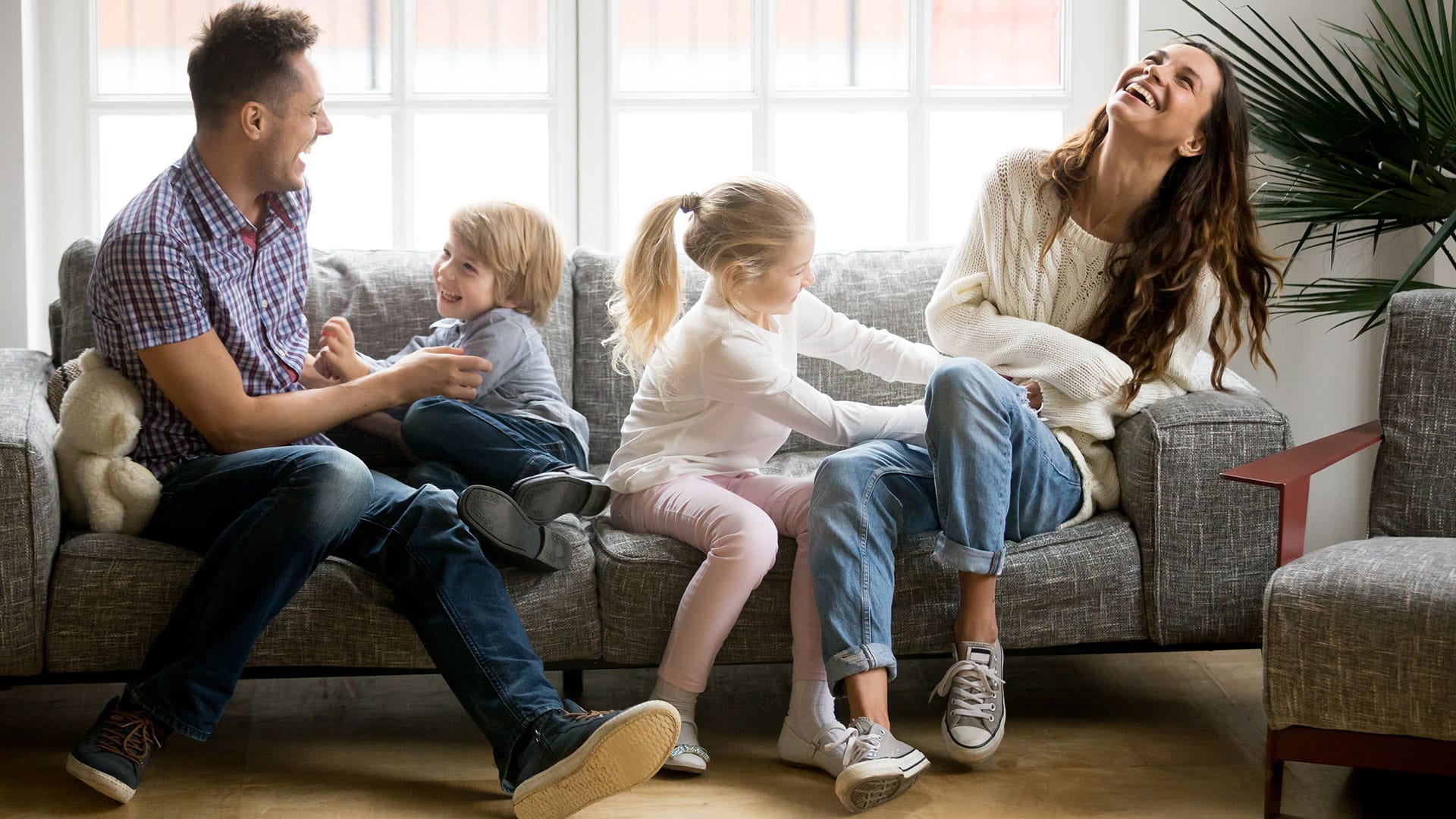 Perhe nauraa sohvalla | Pohjantähti kotivakuutus vuokra-asuntoon