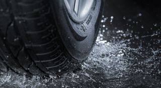 musta autonrengas vesilätäkössä