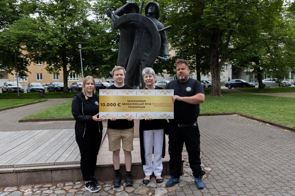 Satakunnan Geokatköilijät vastaanottavat lahjoituksen