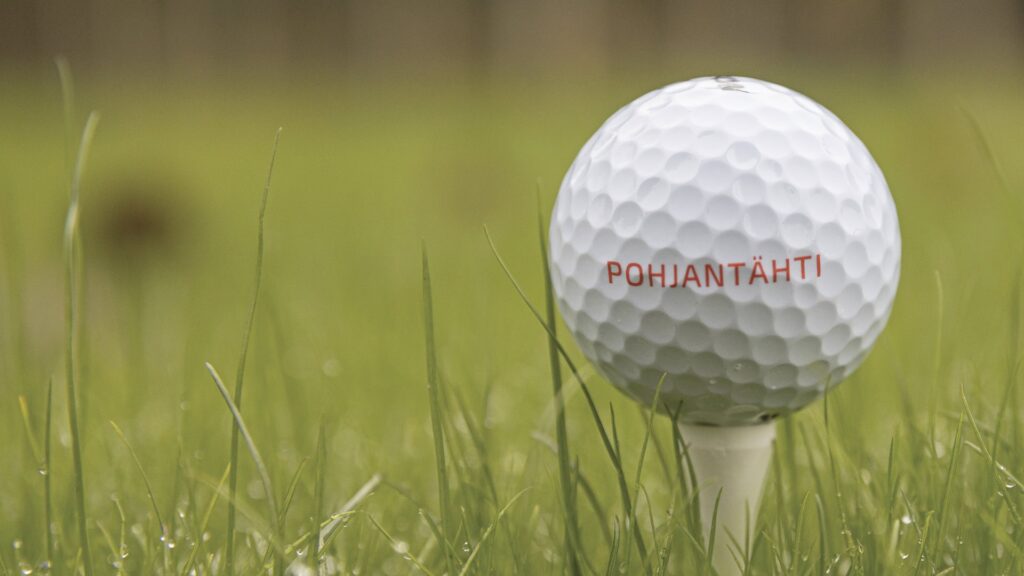 Pohjantähti-logolla varustettu golfpallo