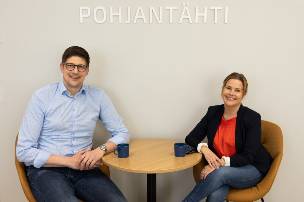 Pohjantähde myyntiedustajat istuvat nojatuoleissa