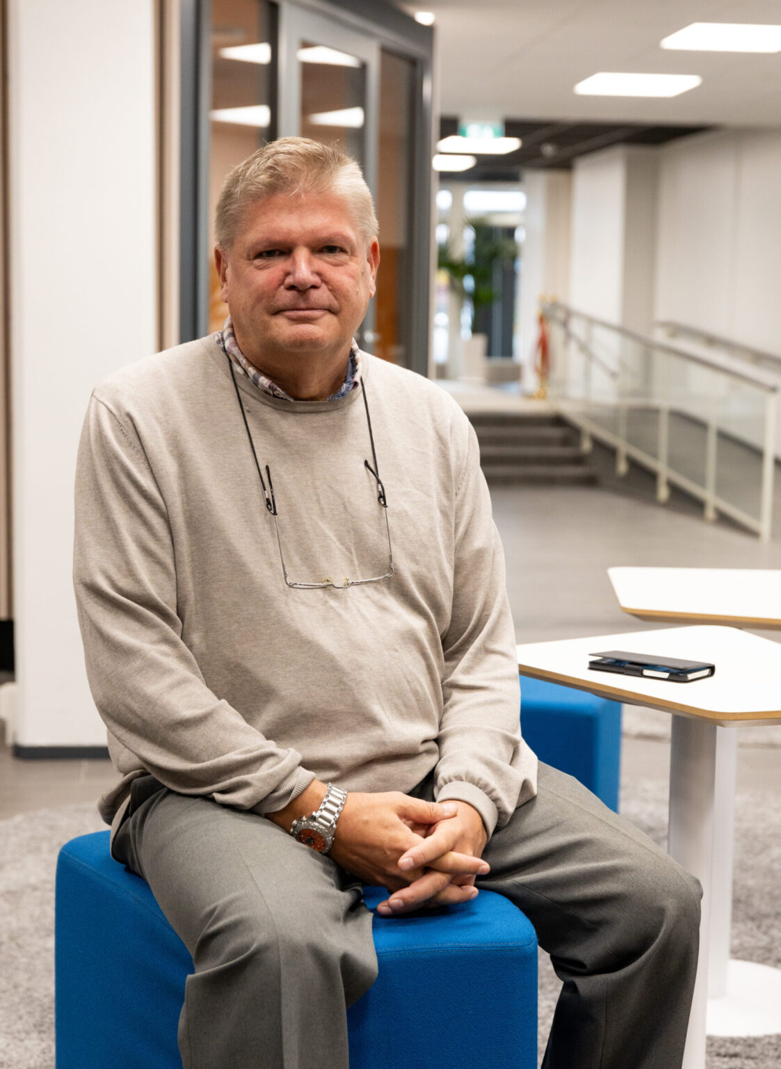 Petri Parviainen istuu jakkaralla Pohjantähden konttorilla