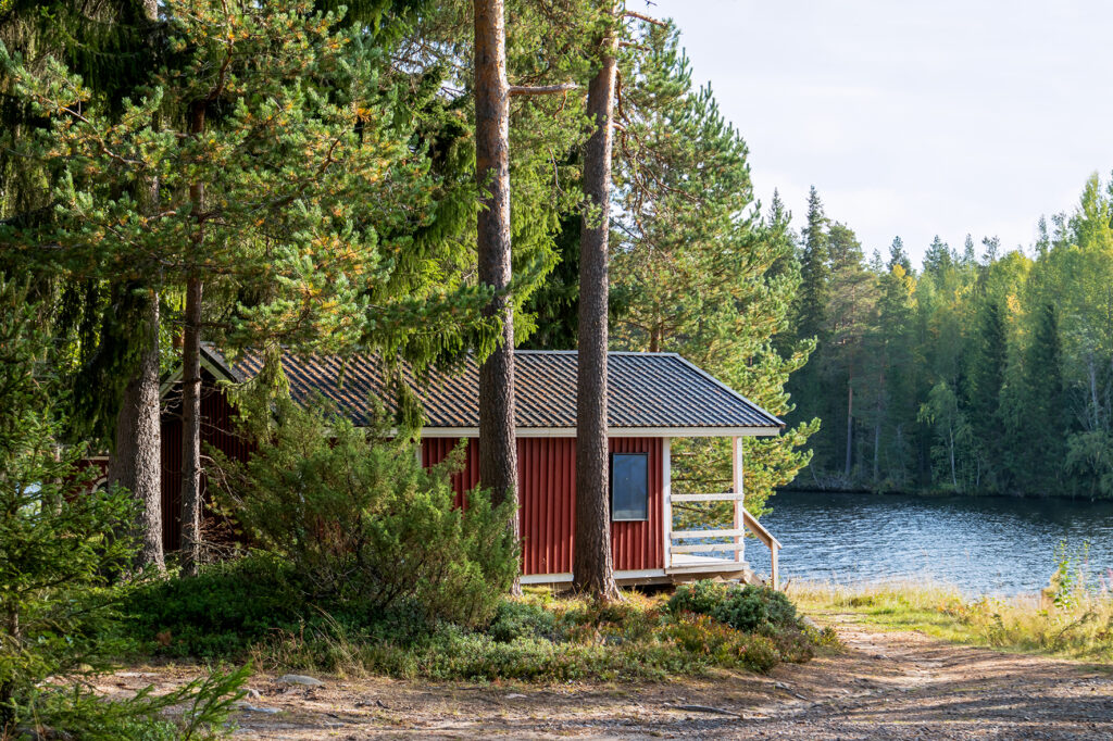 Kesämökki järven rannalla.