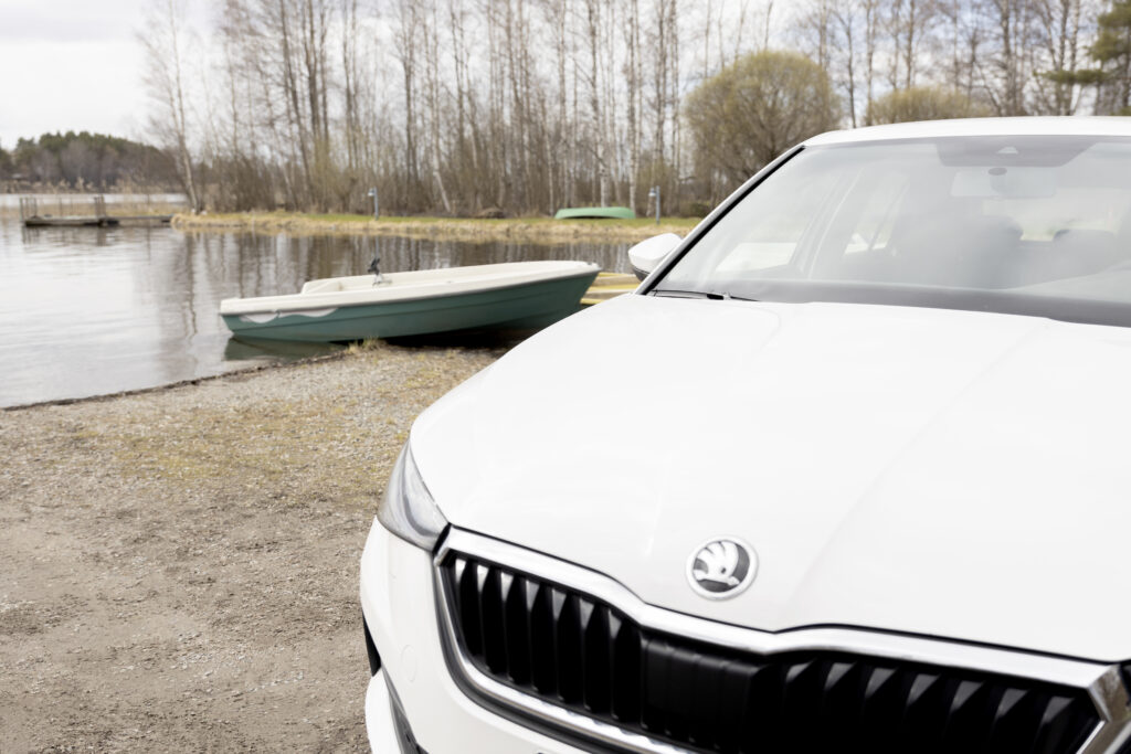 Auto rannalla, tuulilasi näkyvissä