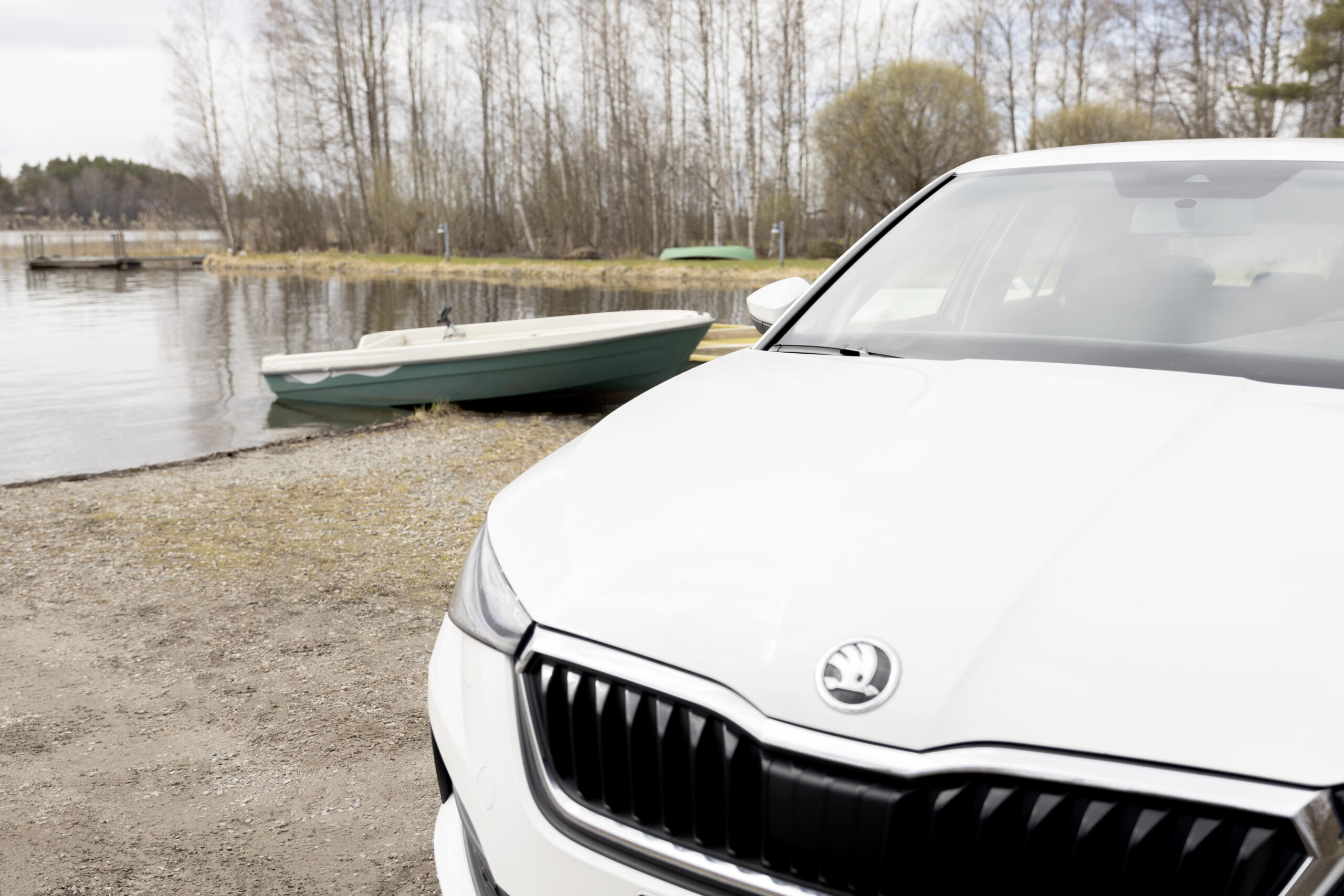 Auto rannalla, tuulilasi näkyvissä