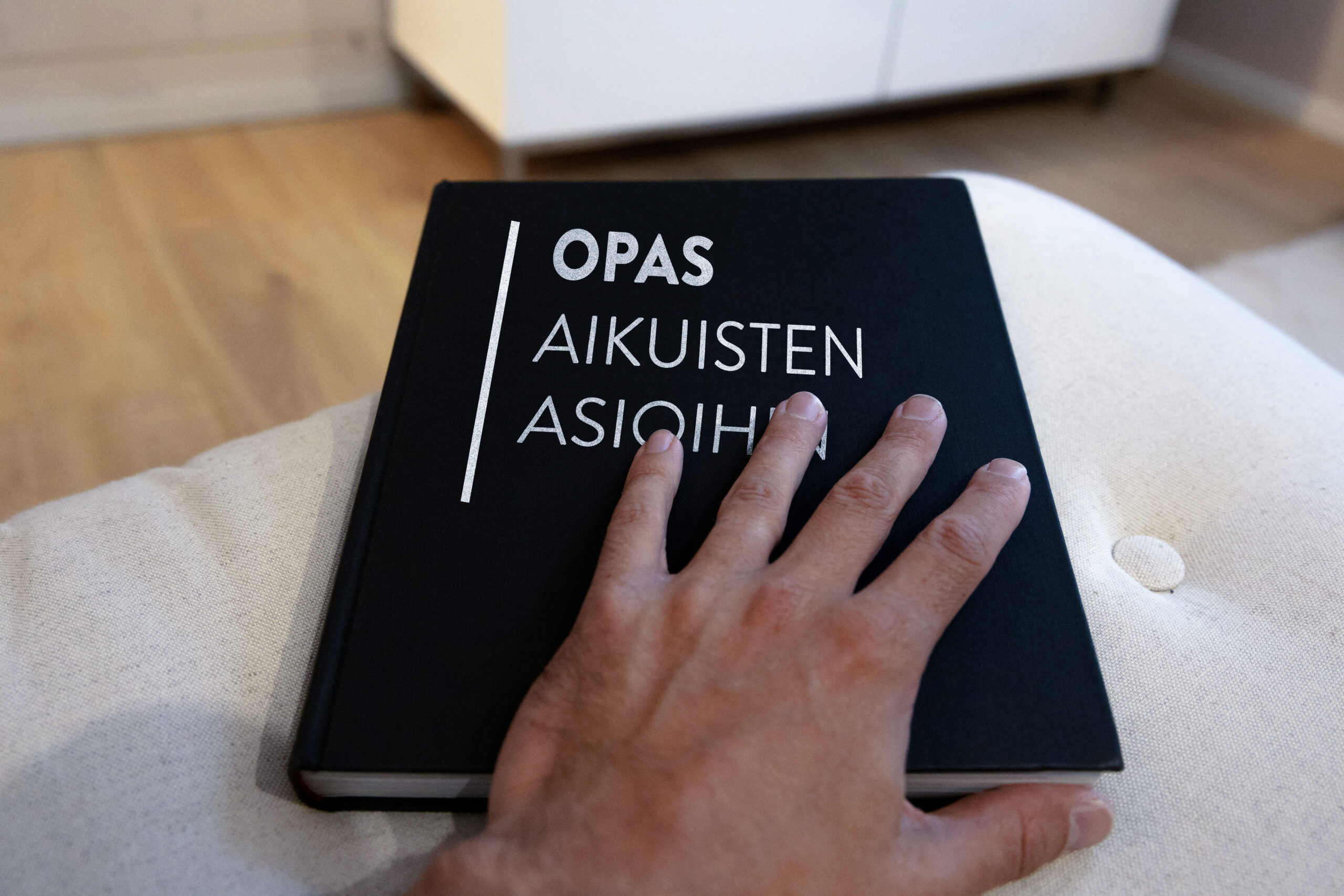 Opas aikuisten asioihin -niminen kirja pöydällä